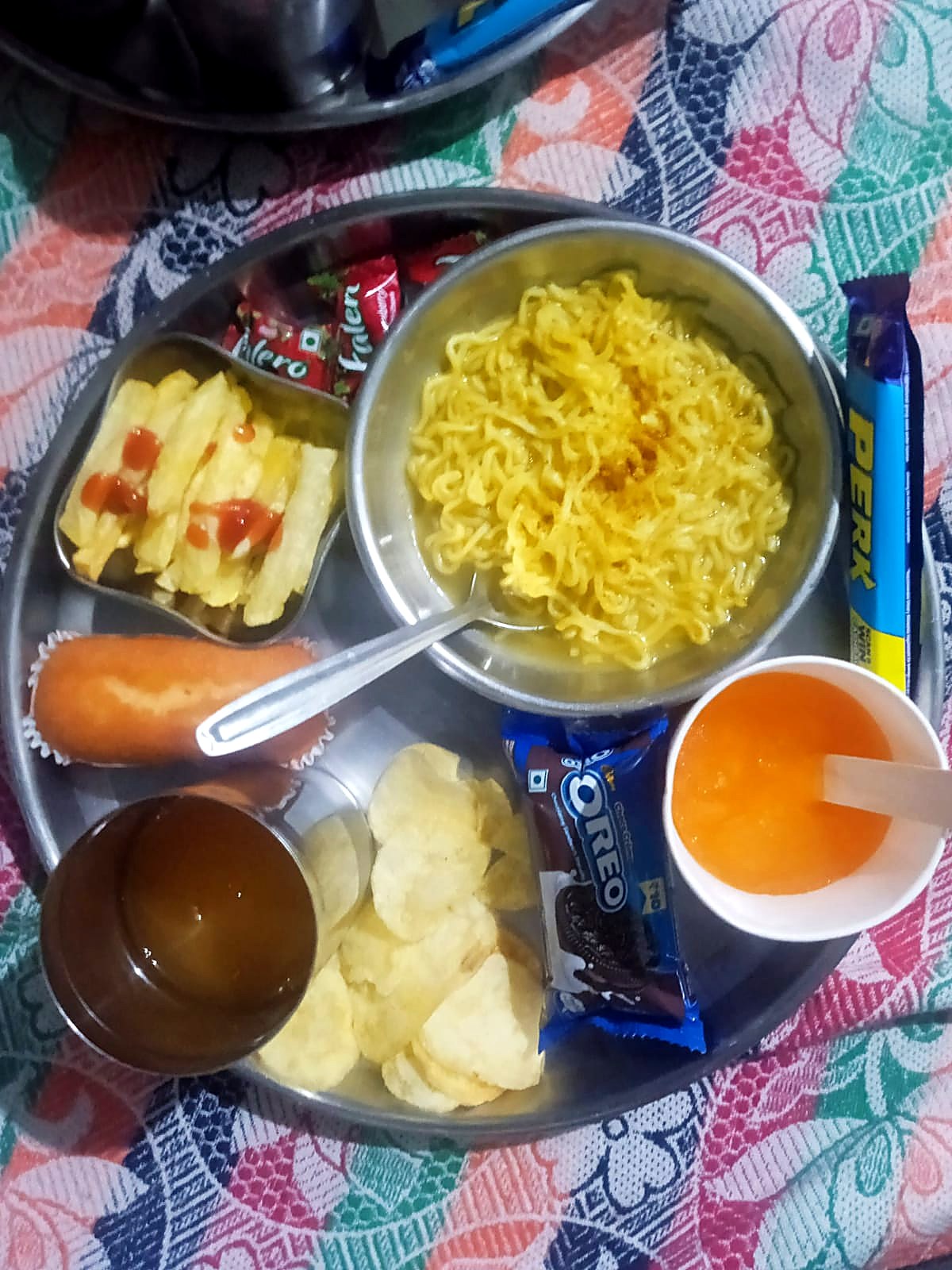 मुलांसाठी खास खाऊने भरलेली थाळी