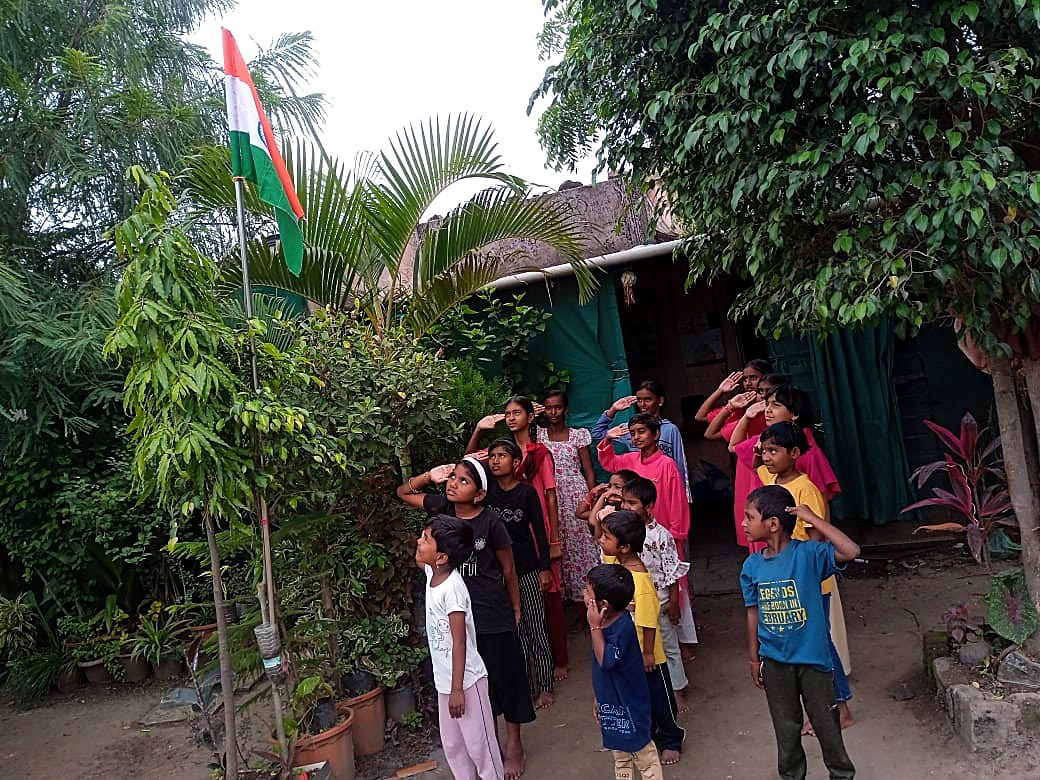 ध्वजारोहण सोहळ्यात मुलांची सलामी