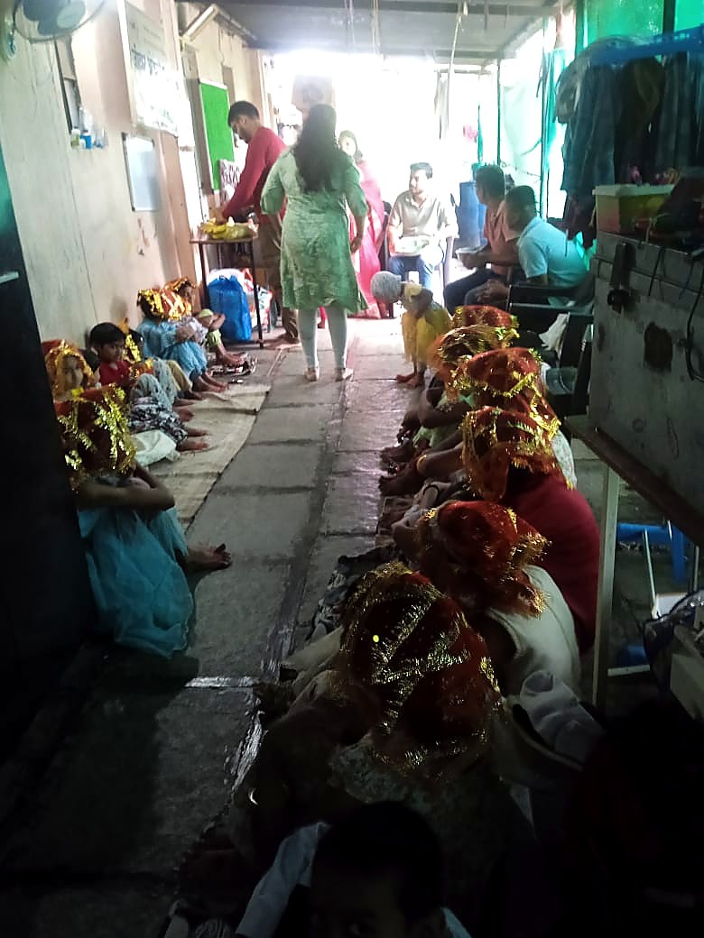 पंगतीत बसलेल्यांना अन्नदान सेवा