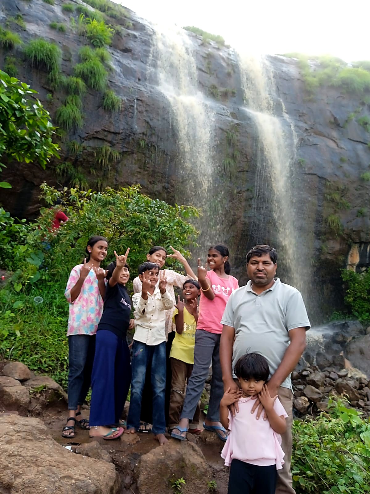 धबधब्यावरील सहलीत मुलांचा उत्साह