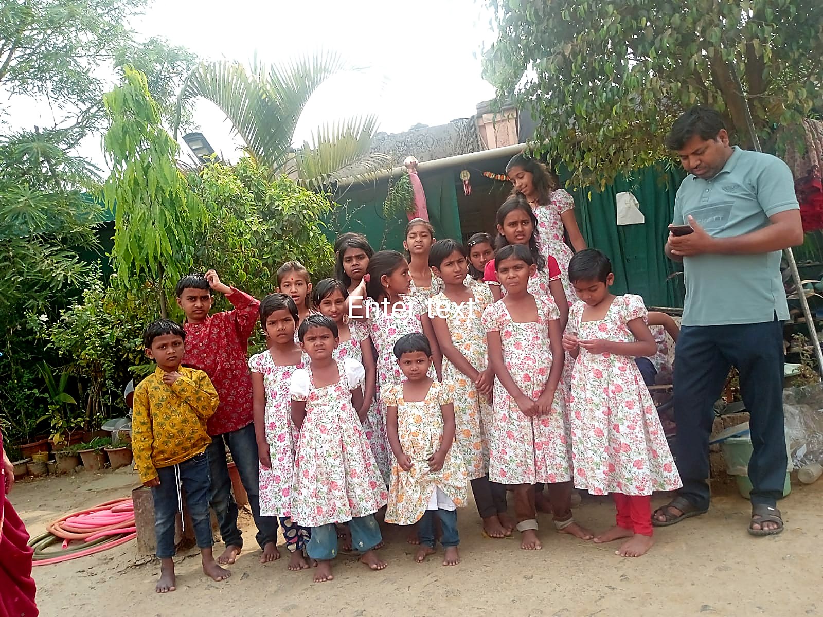 नव्या कपड्यांतील मुलांचा सामूहिक फोटो