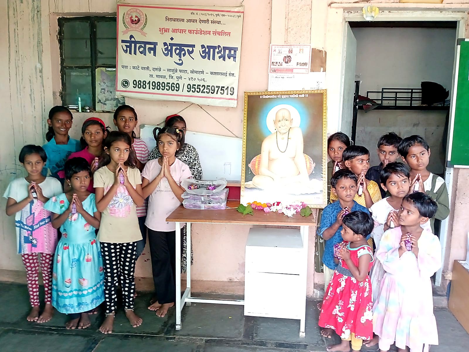 आश्रमात प्रतिमेचे पूजन करताना मुले