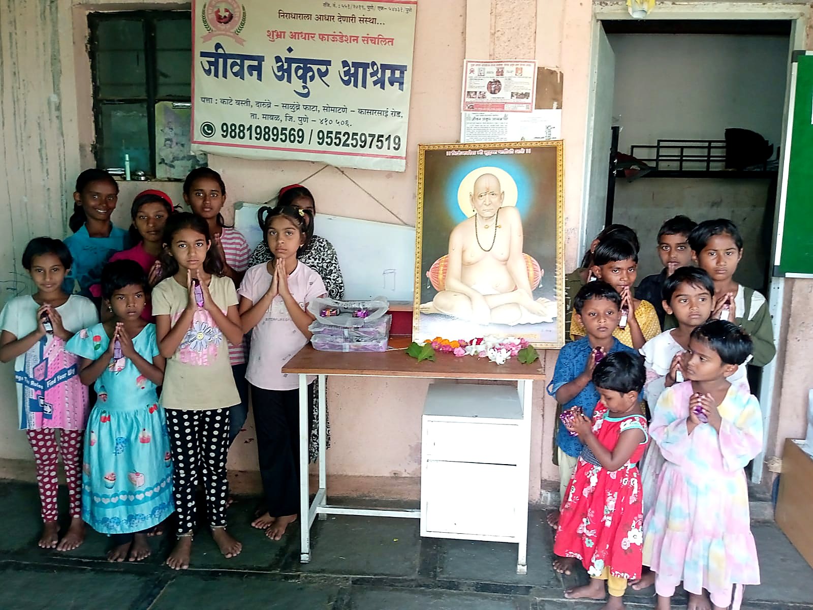 आश्रमात पूजा करताना मुले