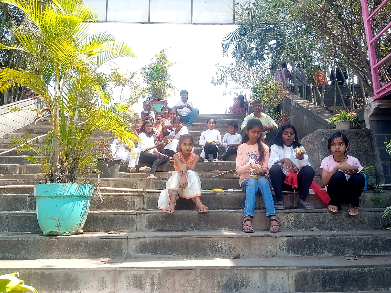 सहलीत पायऱ्यांवर बसून खाऊ