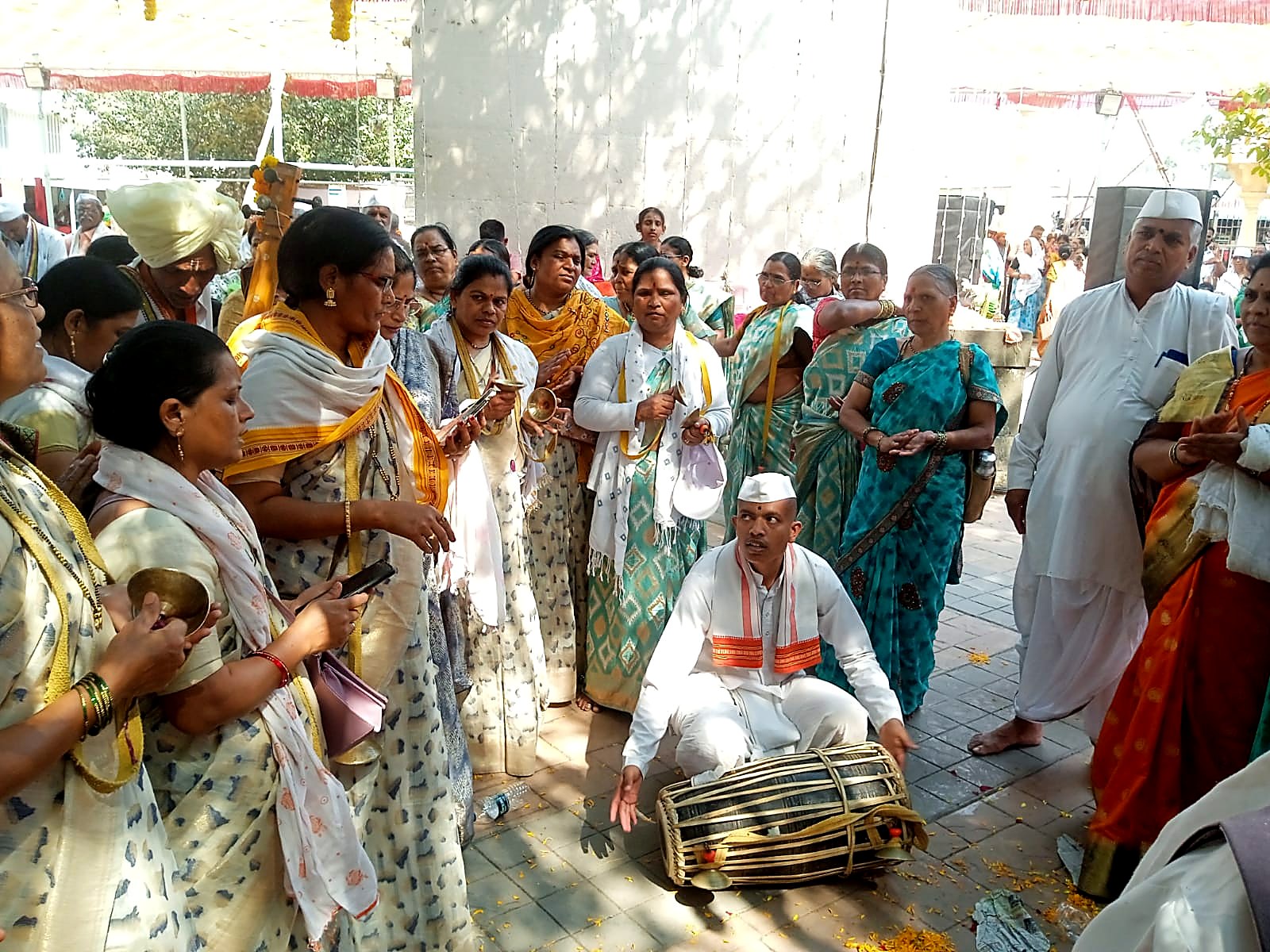 टाळ-मृदंगाच्या गजरात भजन