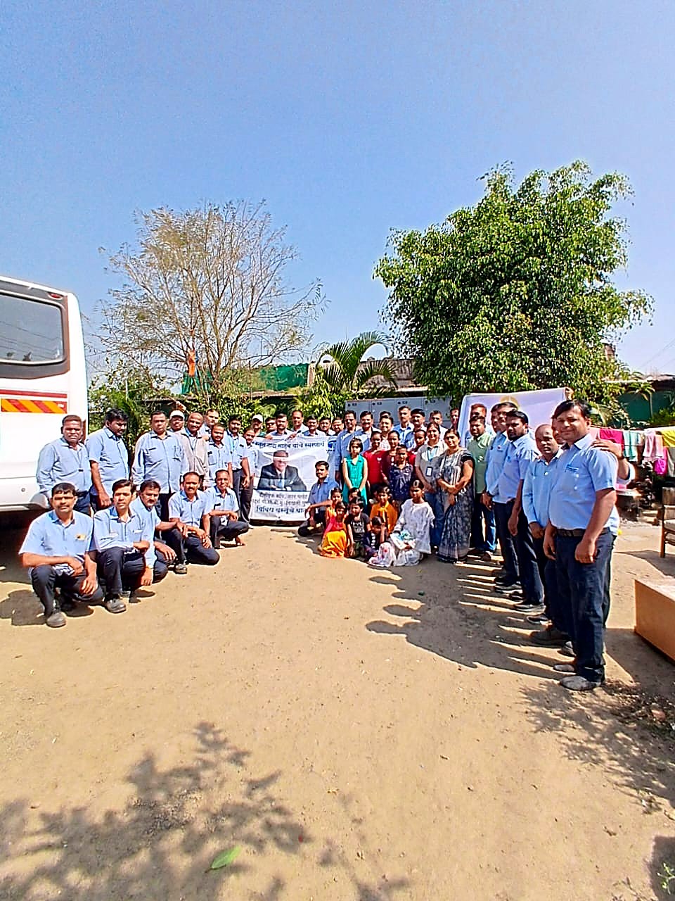 कंपनी कर्मचारी व आश्रमातील मुलांचा सामूहिक फोटो