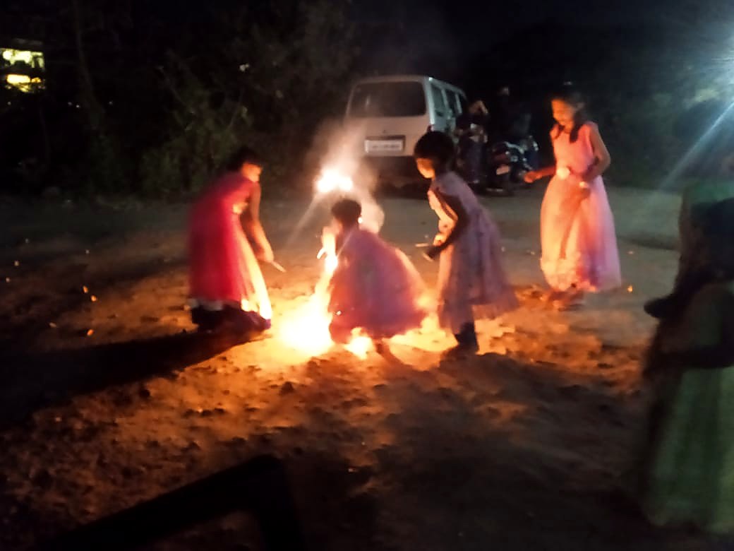 फुलबाज्या पेटवत दिवाळी साजरी