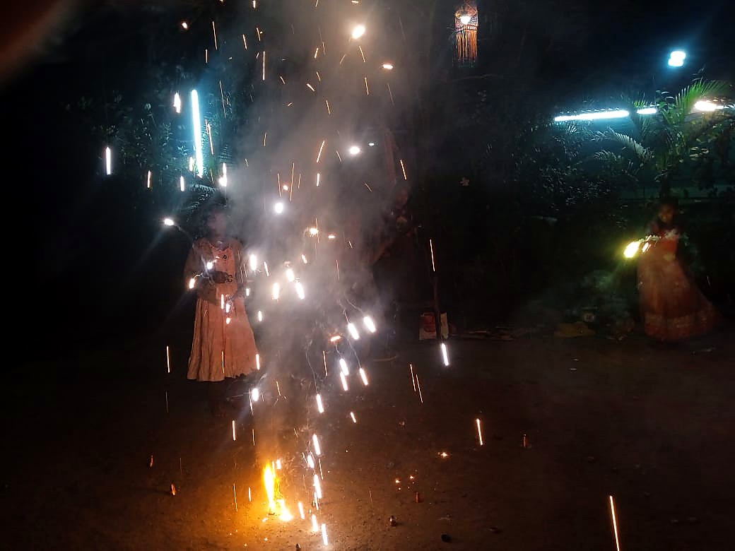 आकाश कंदिलाखाली मुलांची फटाक्यांची आतषबाजी