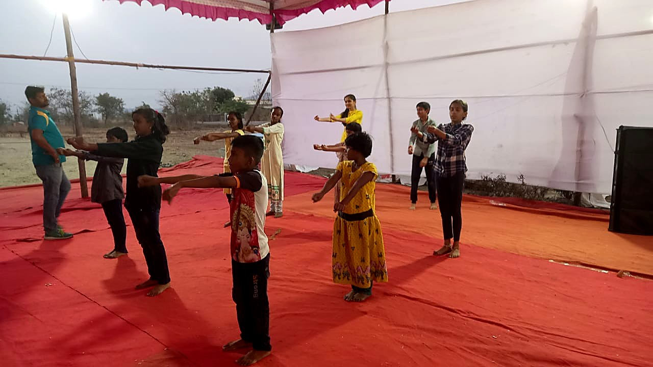 नृत्याच्या सरावात मुले हातांची हालचाल करताना