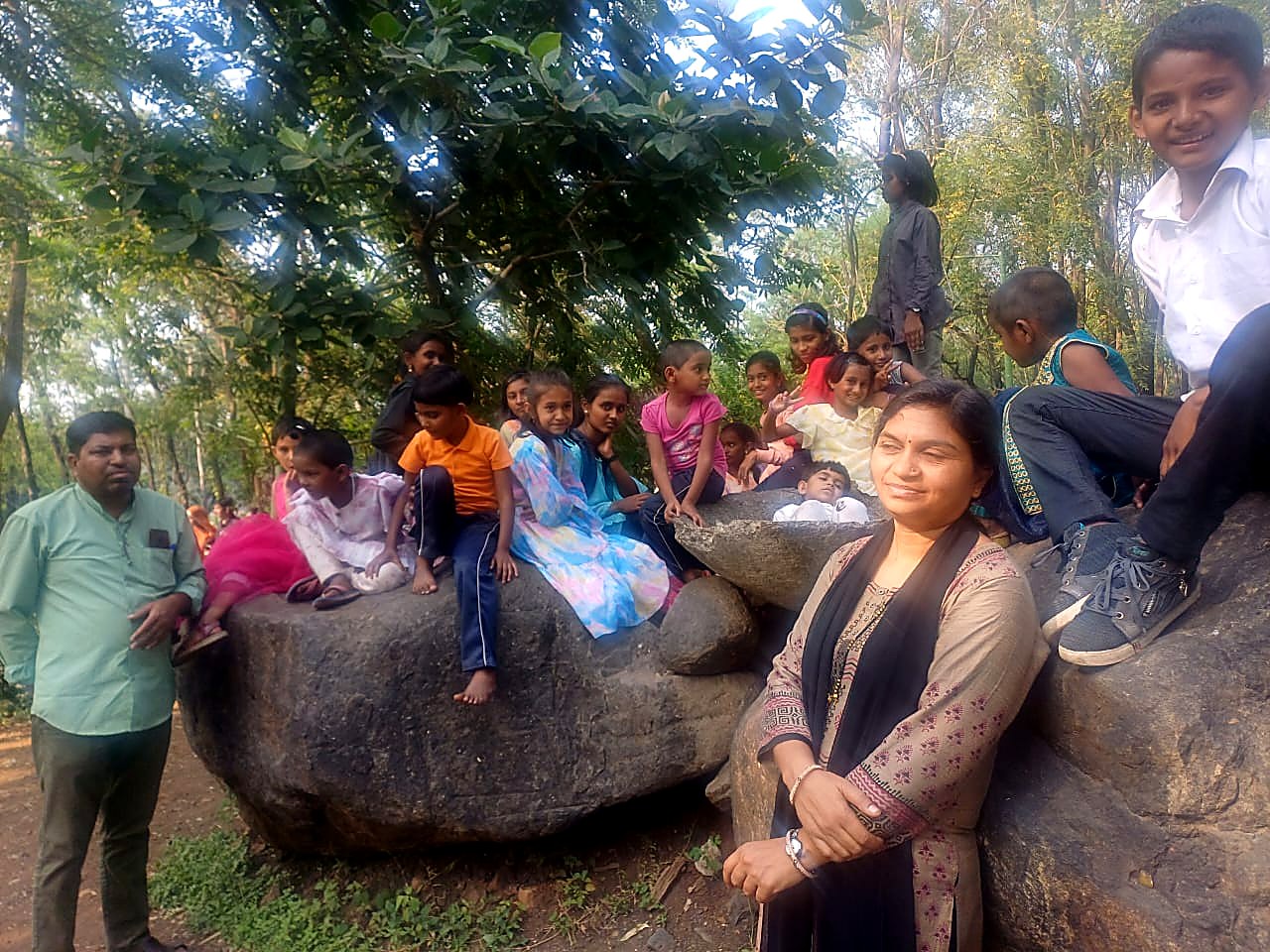 जंगलातील सहलीत मुले दगडांवर विसावली