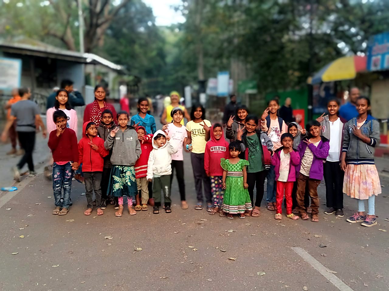 पहाटेच्या सहलीत मुलांचा उत्साही गटफोटो