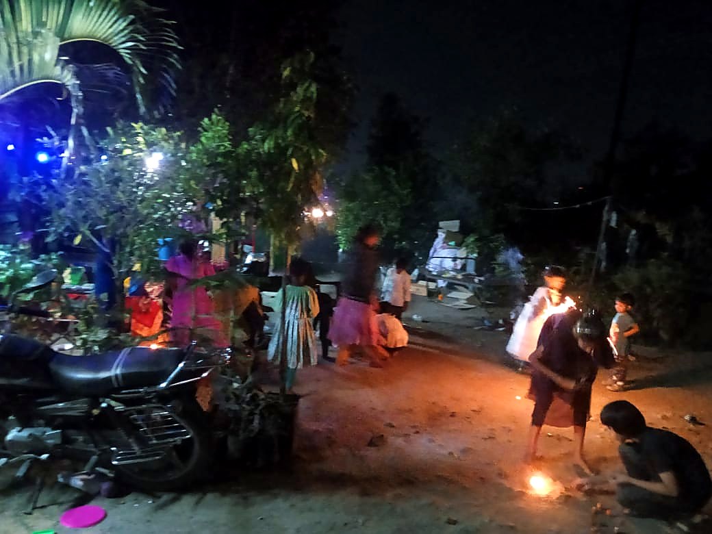 दिवाळीच्या रात्री मुले फटाके उडवताना