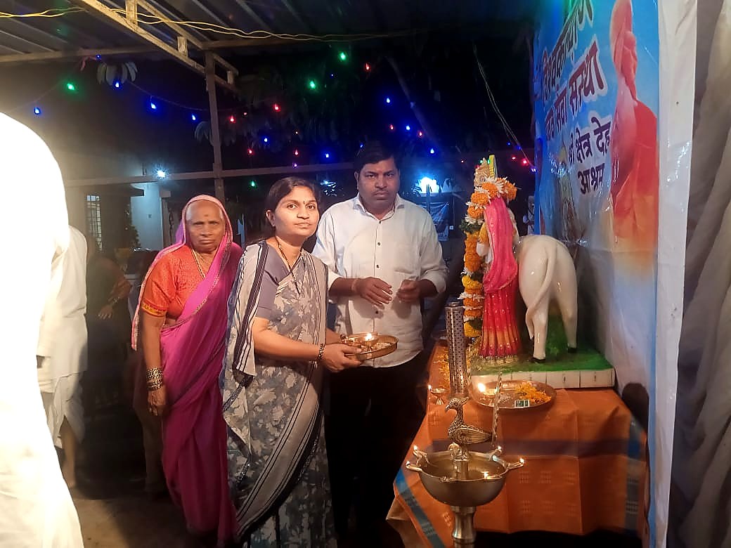 सजवलेल्या मूर्तीसमोर आरतीचे ताट घेऊन पूजा