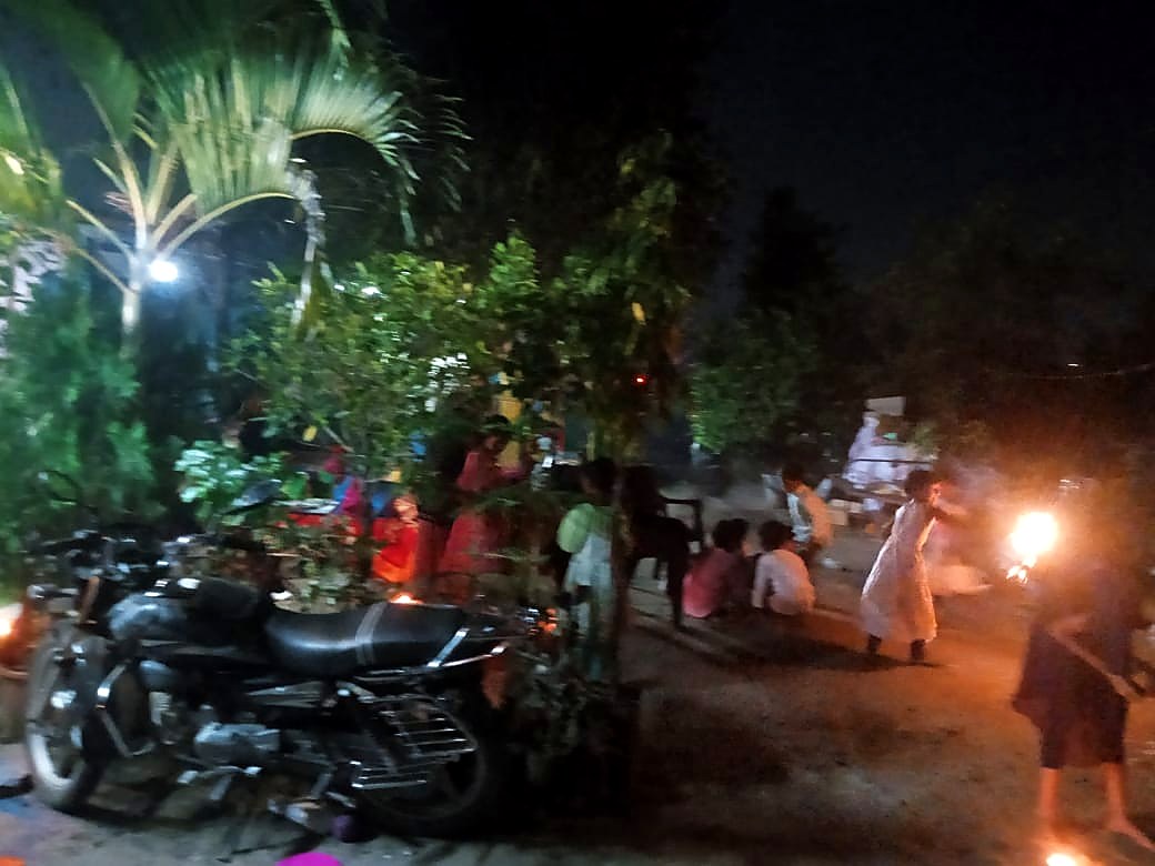 रात्री अंगणात मुलांचा फटाक्यांचा आनंद