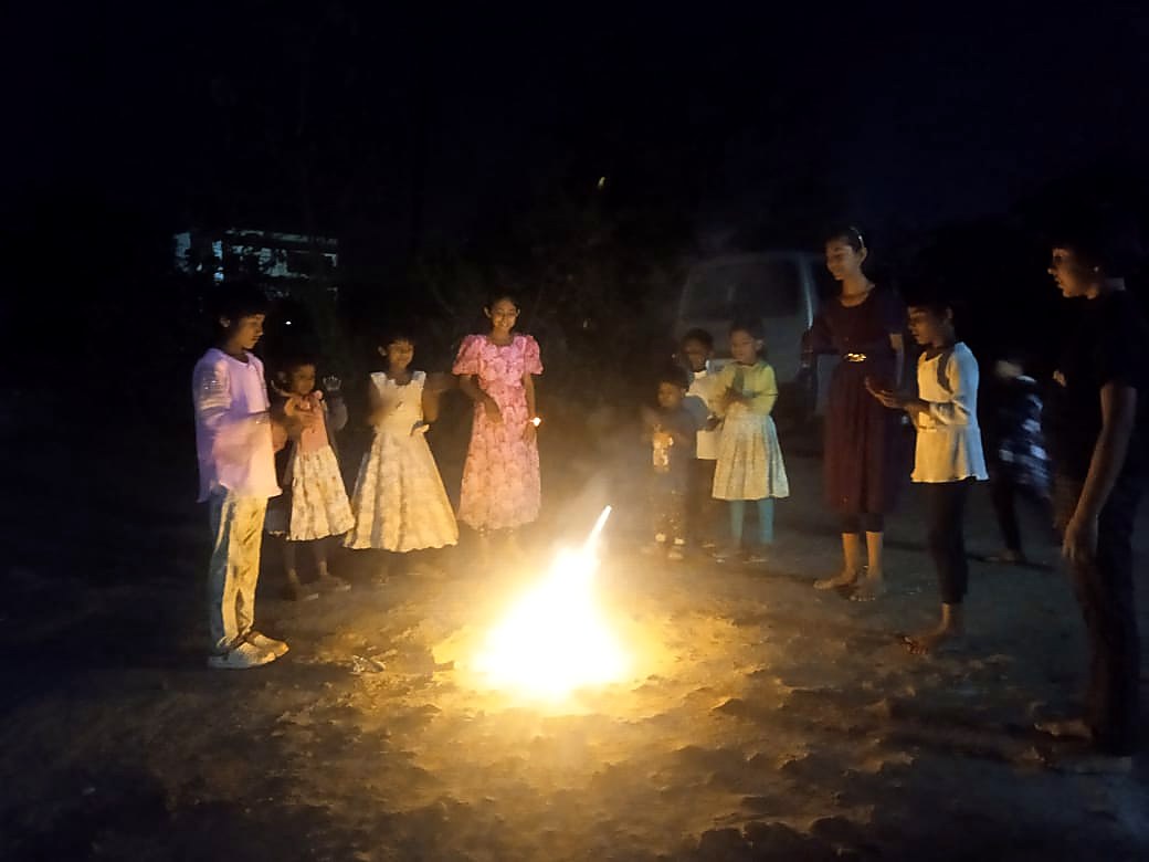 मुले कारंजा फटाका पाहत रात्री उभी