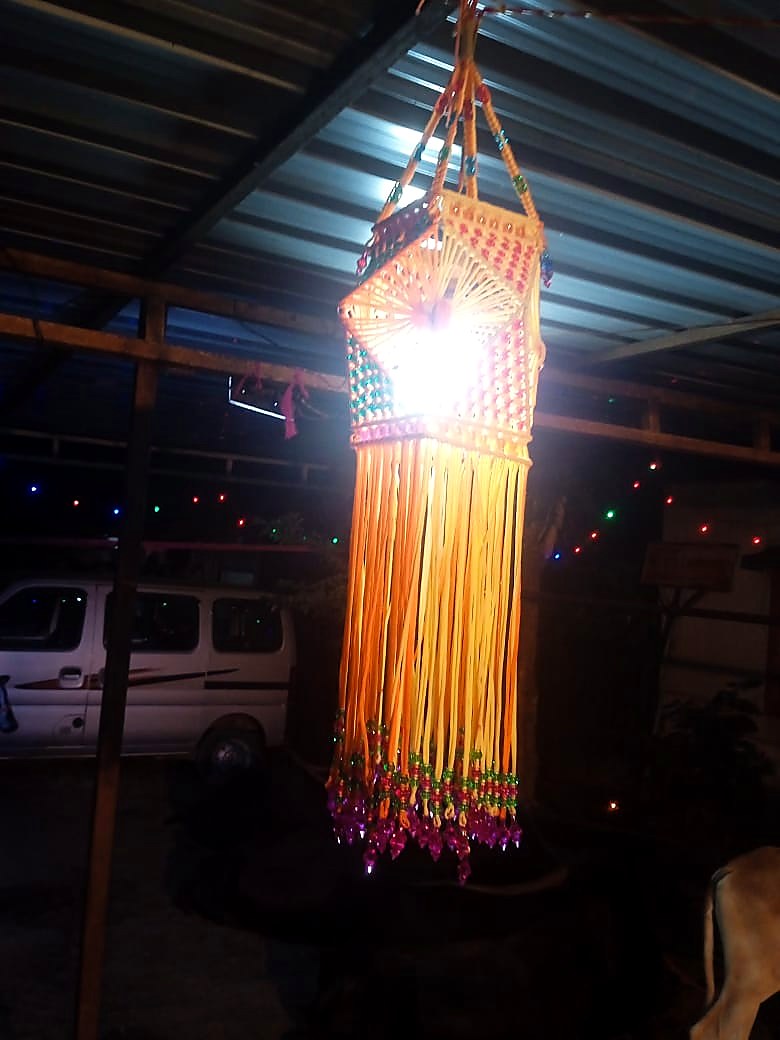 मुलांनी स्वतः बनवलेला आकाश कंदील उजळलेला