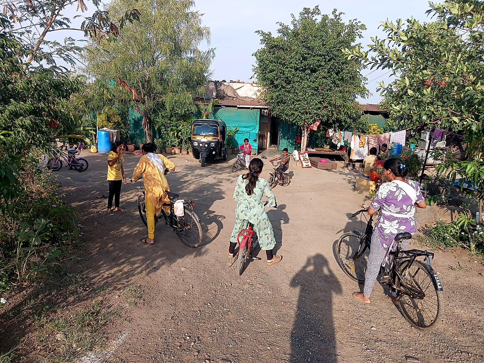 अंगणात मुले सायकल शिकताना