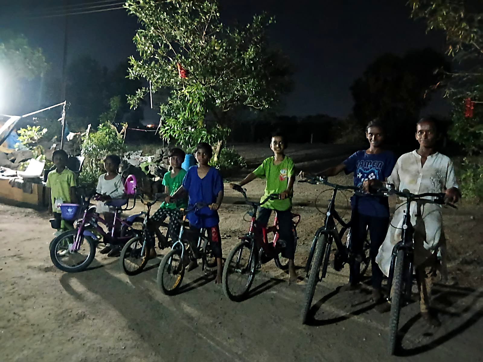 आश्रमातील मुलांचा सायकलींसह गटफोटो