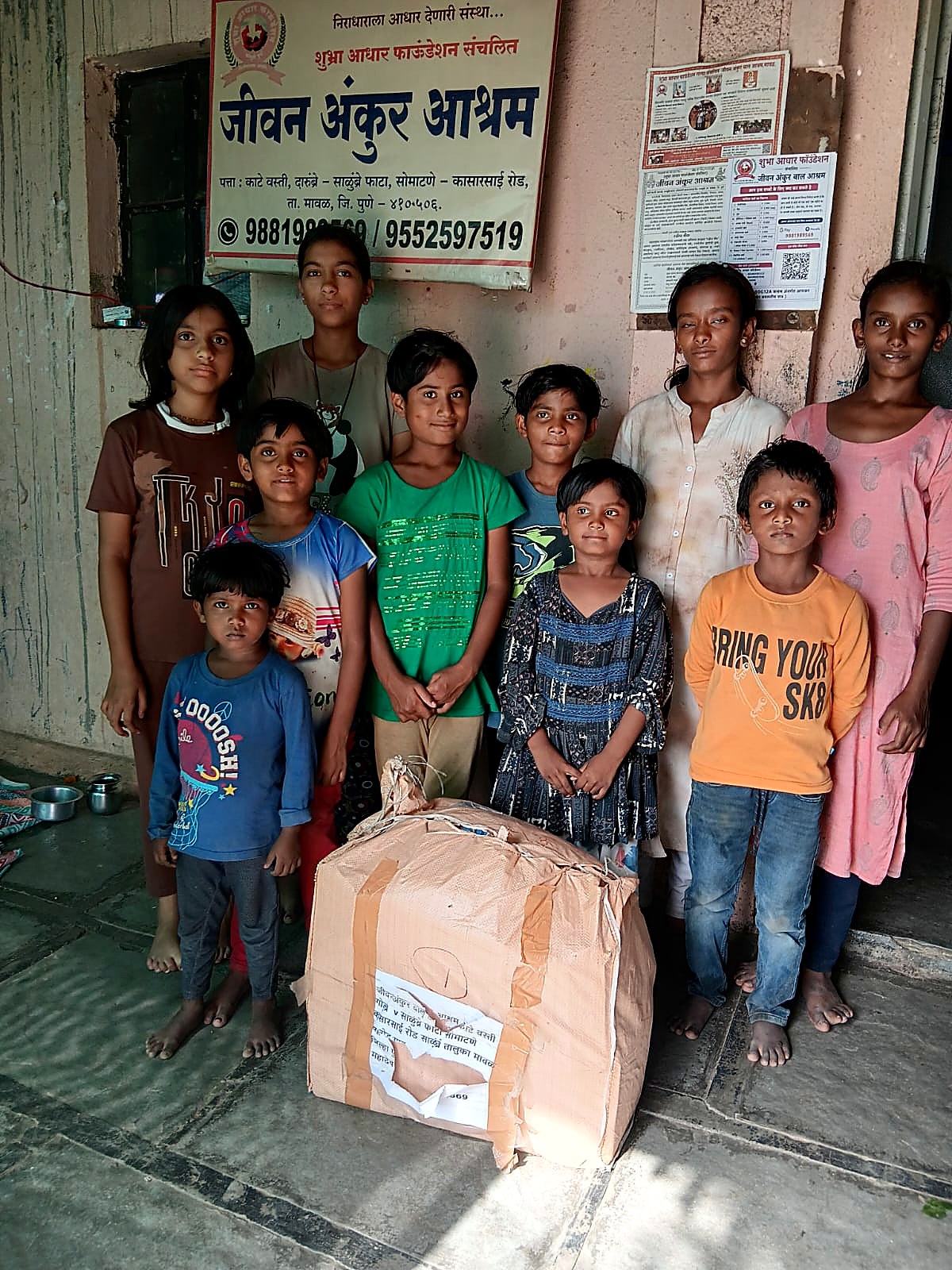 आश्रमाला मिळालेल्या मदतीसह मुले