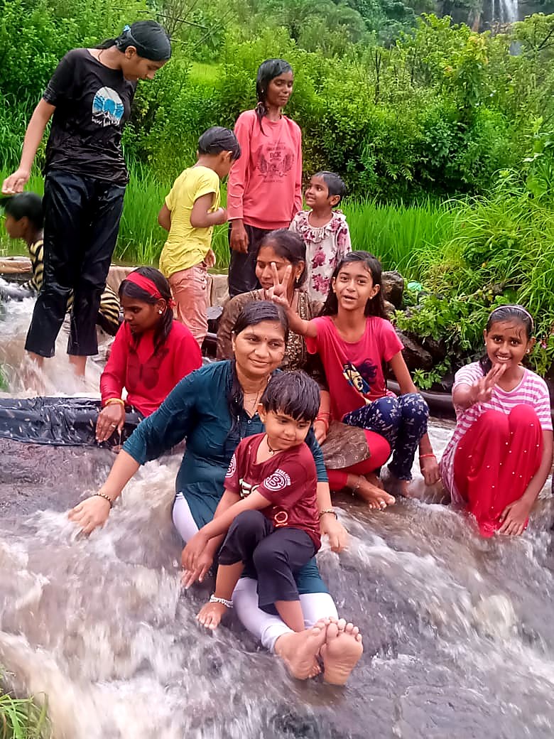 धबधब्याच्या सहलीतला आनंदी क्षण