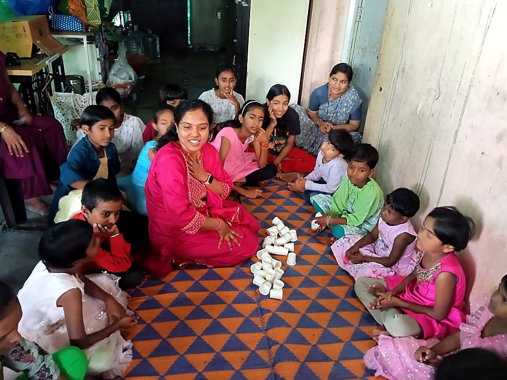 आश्रमातील मुलांचे बैठे खेळ