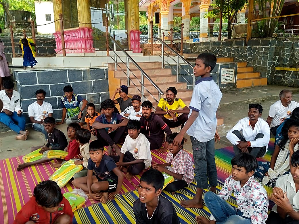 वंचित मुलांना शालेय बॅग व साहित्य वाटप