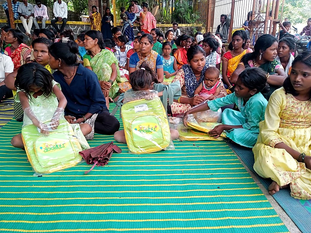 शालेय किट व स्कूल बॅग वाटप