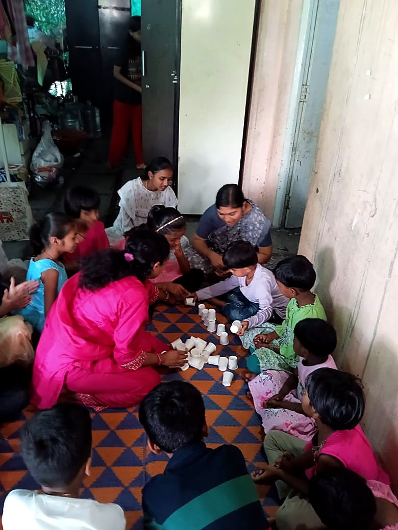 आश्रमातील मुलांचे इनडोअर खेळ