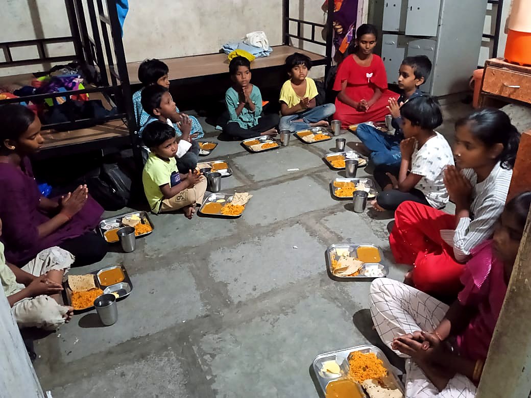 पंगतीत बसून मुलांचे सहभोजन